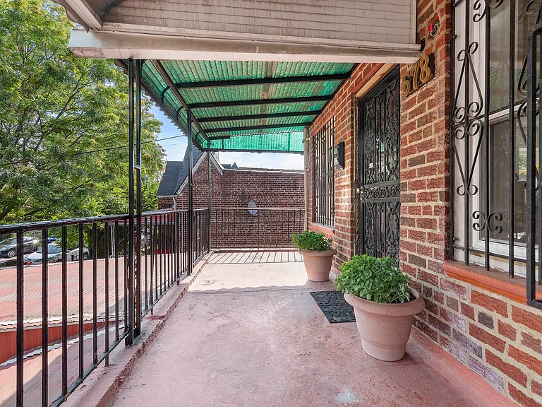 678 Midwood St #2 — Photo 4