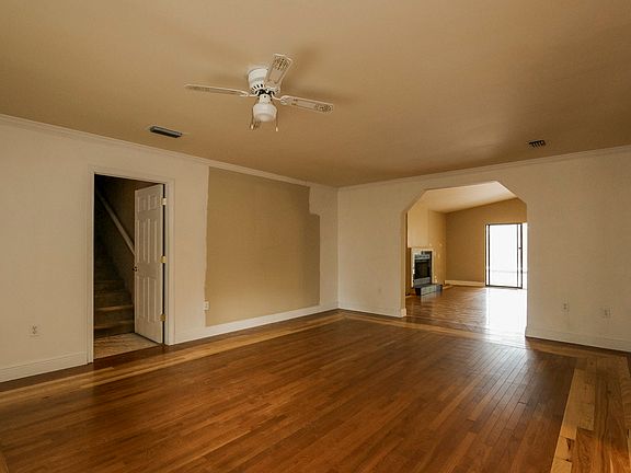 4th image of 938 Hammond Lake Dr