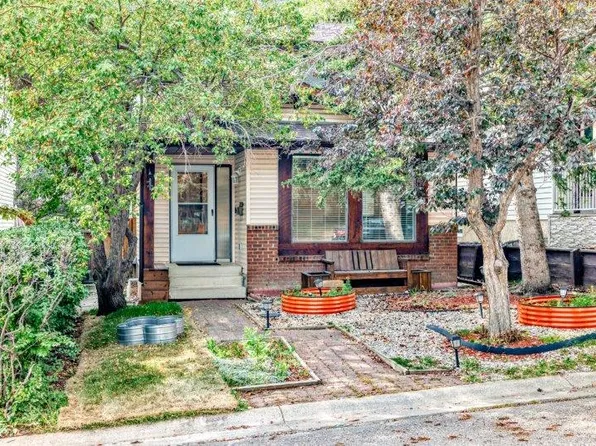 15 Edgeford Way NW, Calgary, AB T3A 2S9