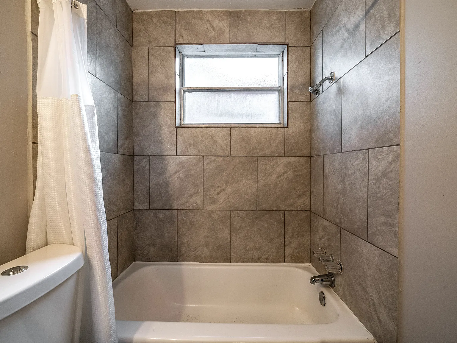 4 bed, 2.0 bath, 1477 sqft, $754 — Photo 3