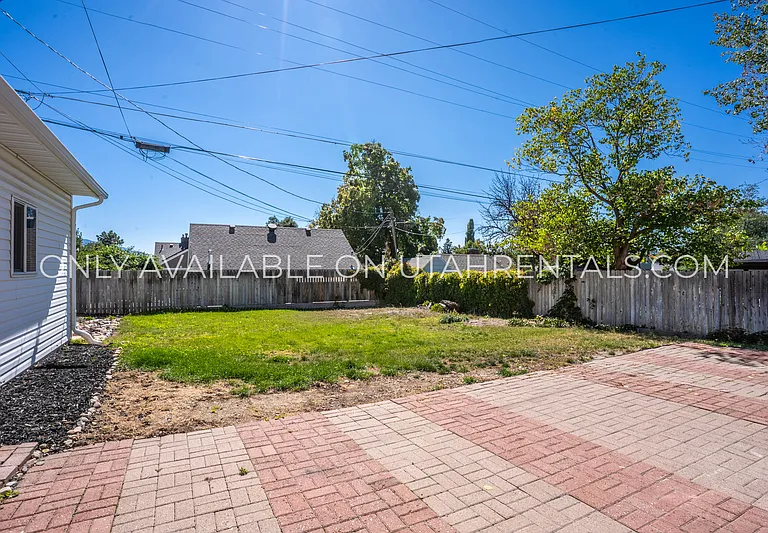 1968 E Blaine Ave — Photo 4