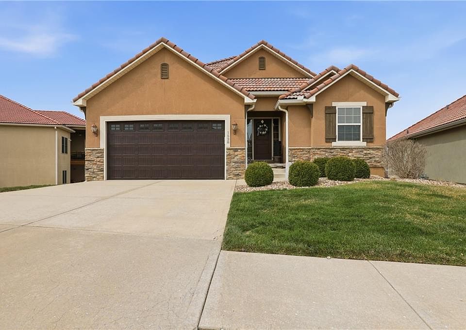 1st image of 1528 SW Antiquity Dr