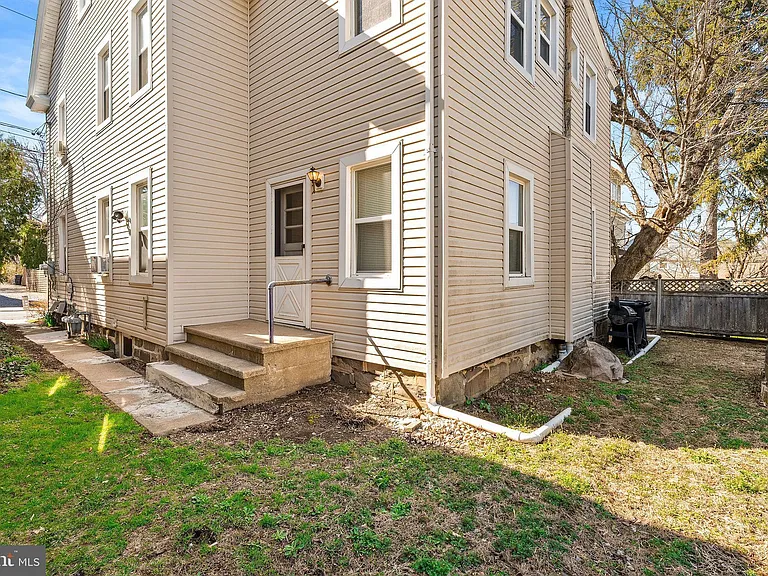 69 Pine St #1 — Photo 11