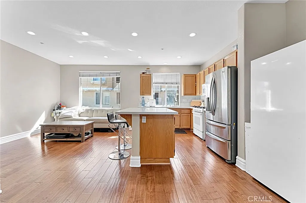3 bed, 2.5 bath, 1513 sqft, $4,100 — Photo 4