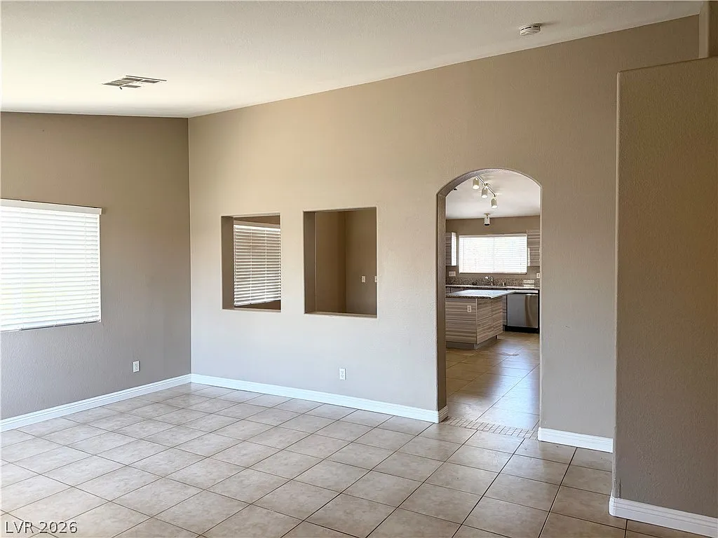 3 bed, 2.0 bath, 1898 sqft, $1,950 — Photo 2