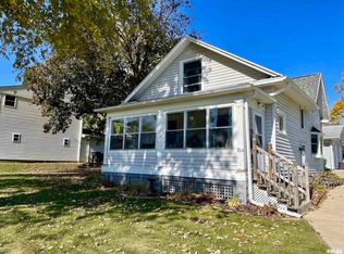 704 14th Ave NW, Clinton, IA 52732
