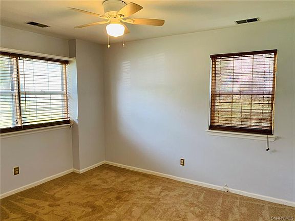 5th image of 25 Woodlake Dr