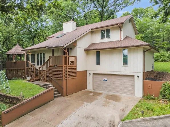 756 NW South Shore Dr, Lake Waukomis, MO 64151