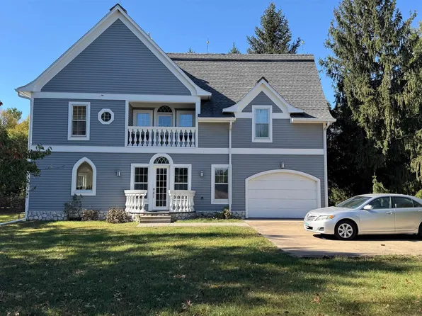 2105 Silverlakes Cir, Fairfield, IA 52556