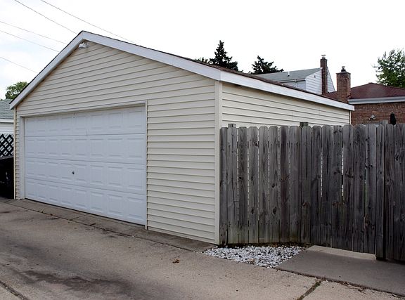3rd image of 3305 N Ozark Ave