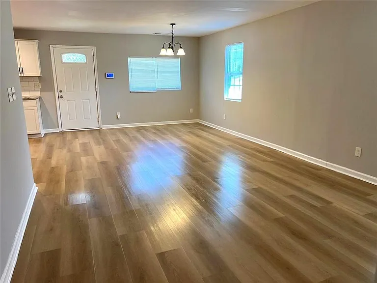 566 Rockwell St SW — Photo 7