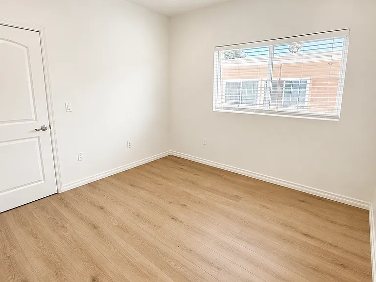 7327 Milwood Ave #101 — Photo 12