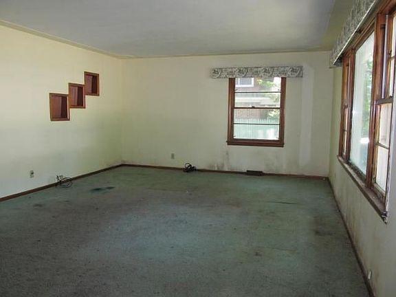 3rd image of 3366 Sanford St