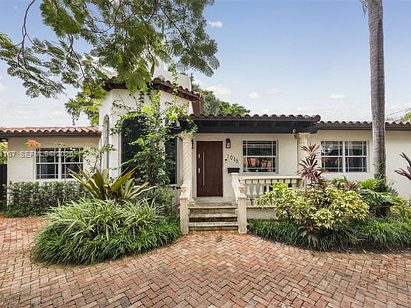 2nd image of 1015 SW 44th Ave #1015
