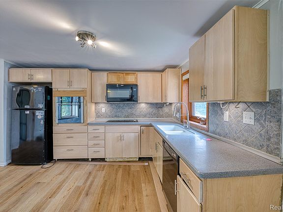3rd image of 10401 Degrand St