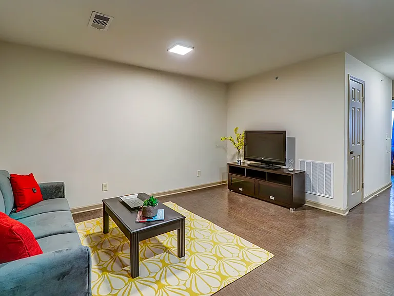 College Pointe Apartments — Photo 19