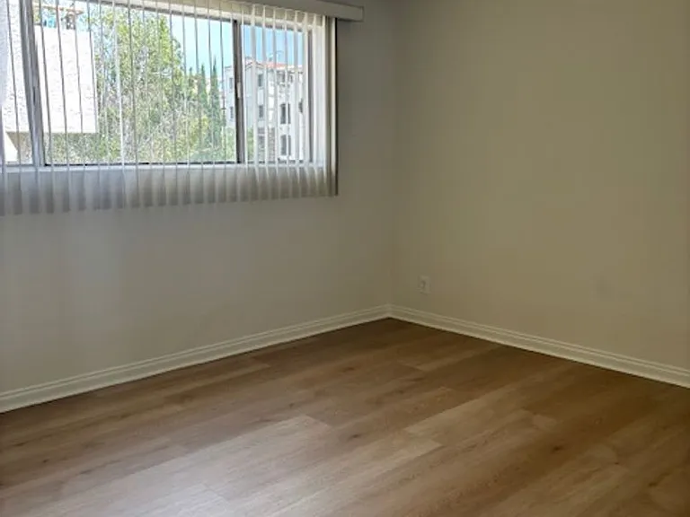 1435 S Bundy Dr — Photo 5