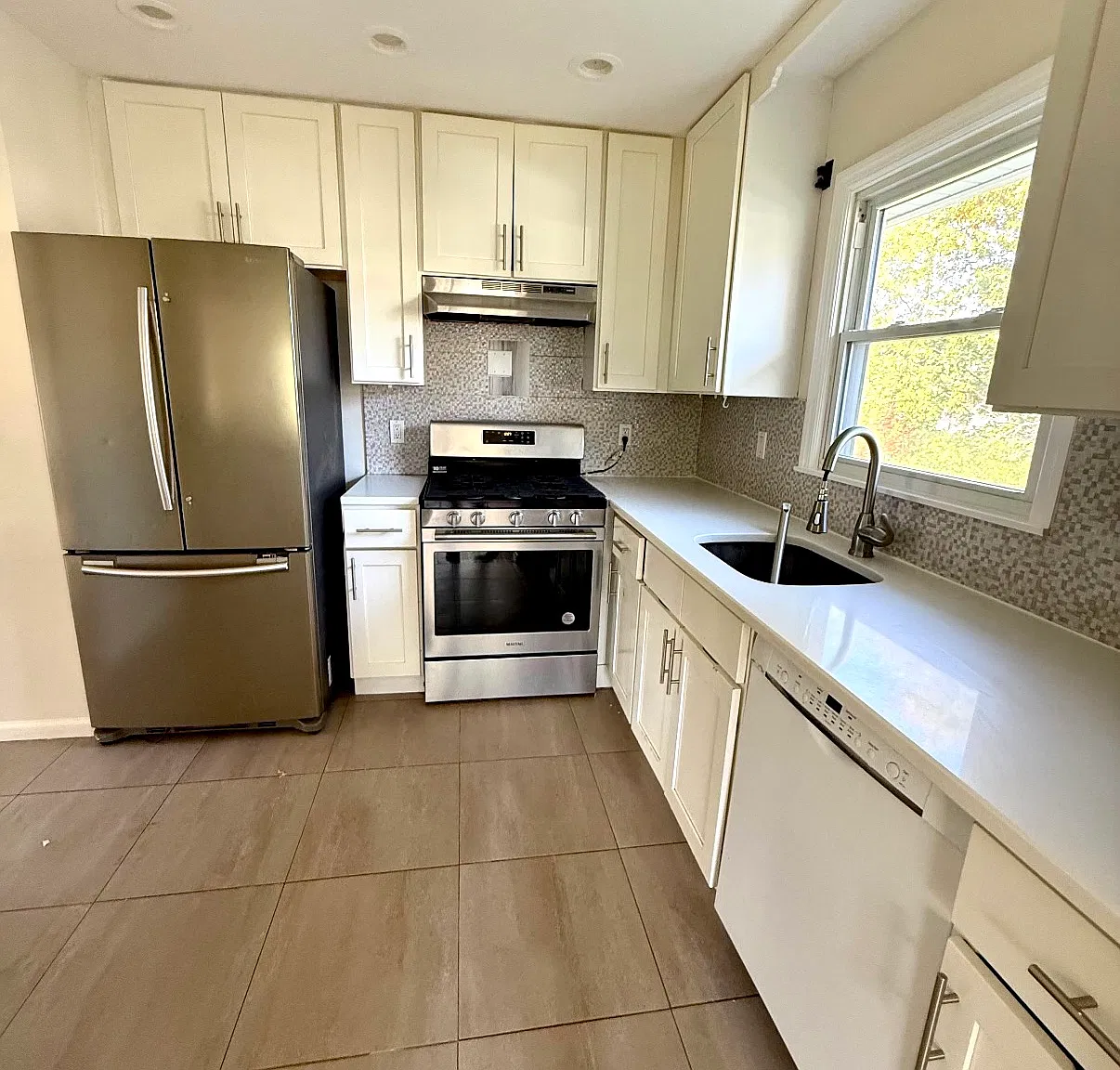 5 bed, 1696 sqft, $3,400 — Photo 4