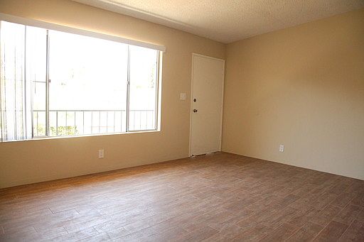4th image of 2320 De La Vina St APT 4