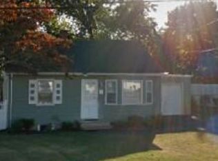6 Academy Ln, Oakdale, NY 11769