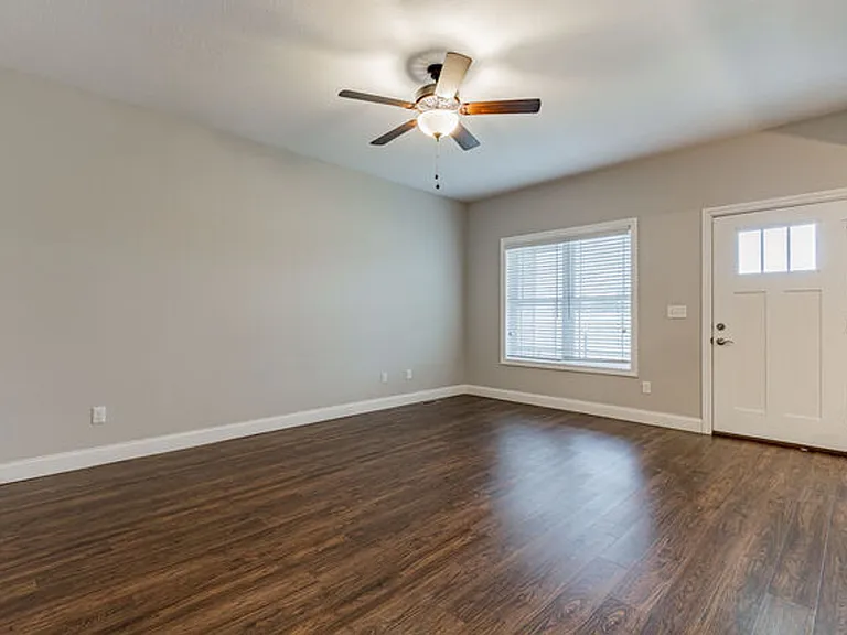 901 Cates Dr — Photo 4
