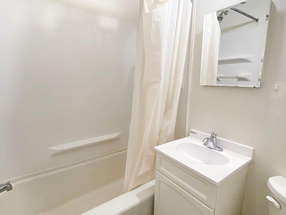 3rd image of 917 27th Ave NE APT 8