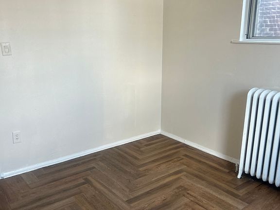 4th image of 443 Roselyn St