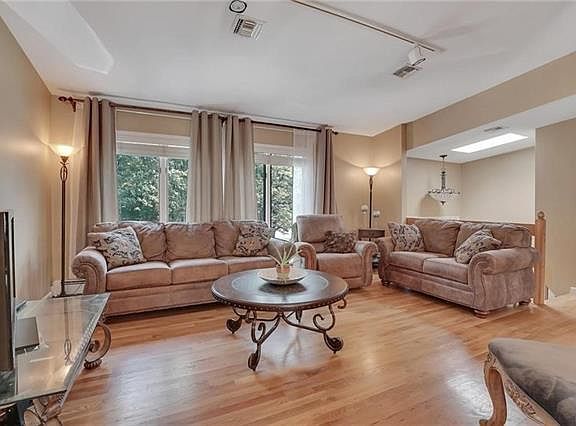 3rd image of 234 Briarwood Dr