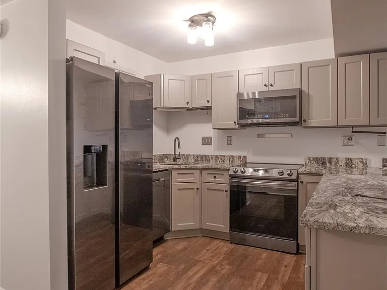 100 Willow Run Dr #2 — Photo 2