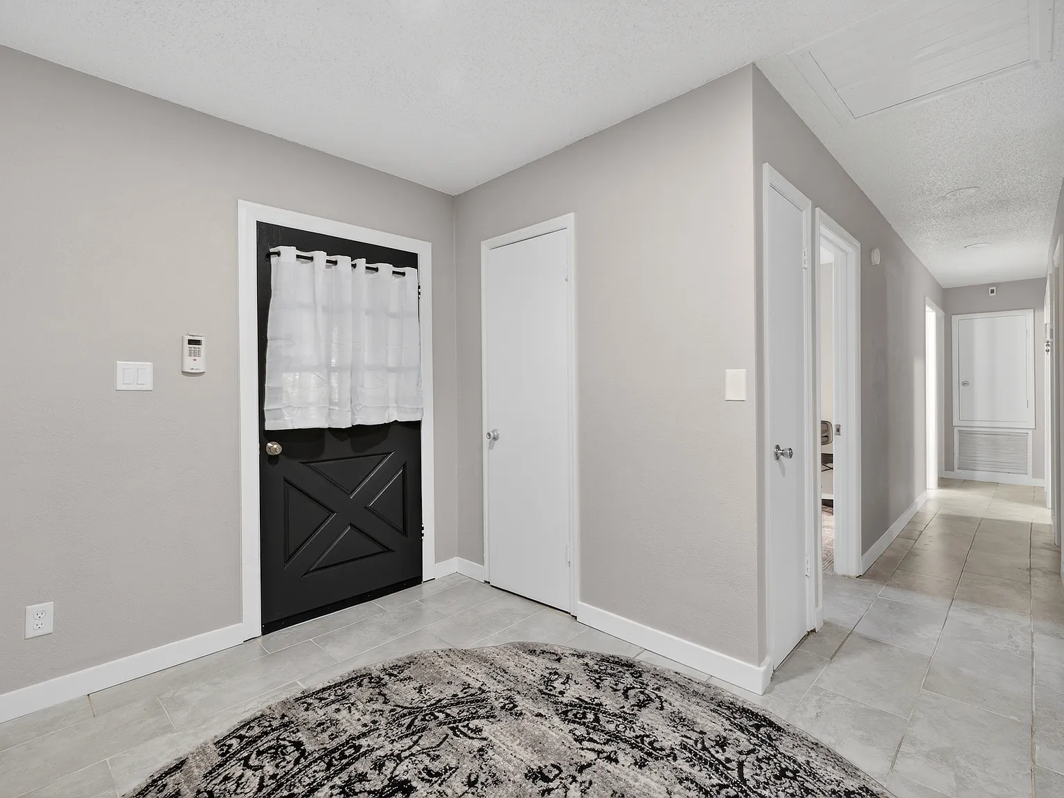 8 bed, 2084 sqft, $669 — Photo 4