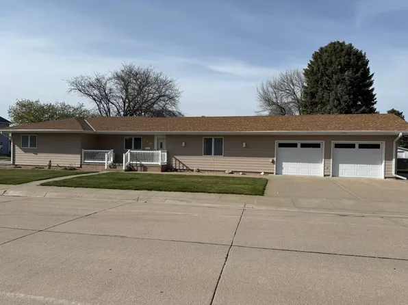 218 W 8th Ave, Holdrege, NE 68949