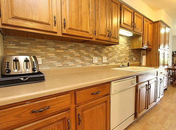 3rd image of 1572 N Windsor Dr