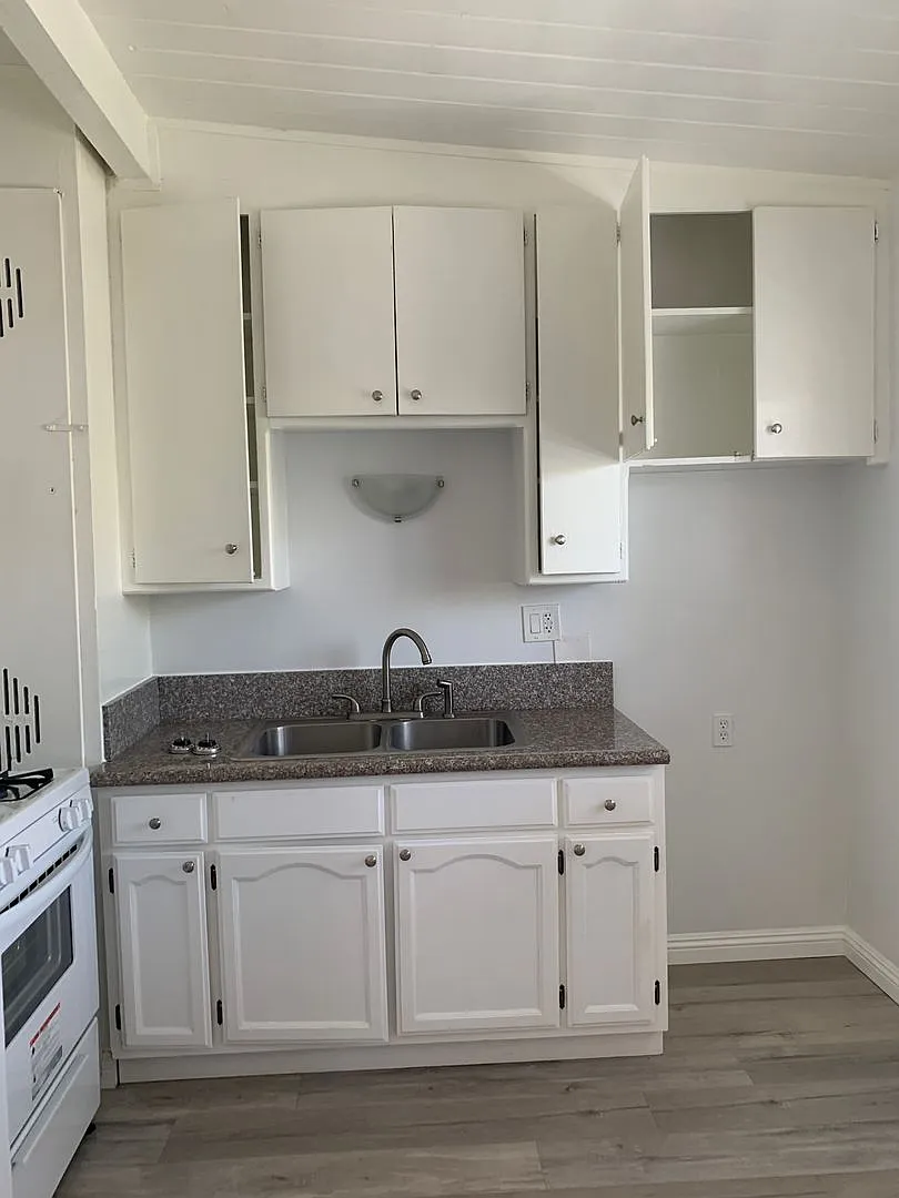 2200 Myrtle Ave — Photo 2