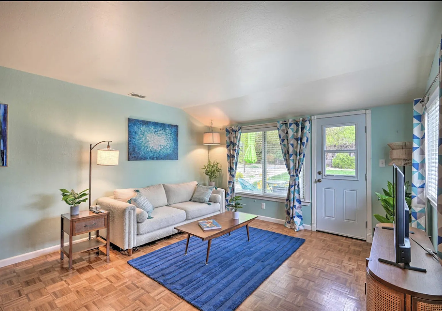 Fully Furnished Home in Central Sacramento — Photo 4