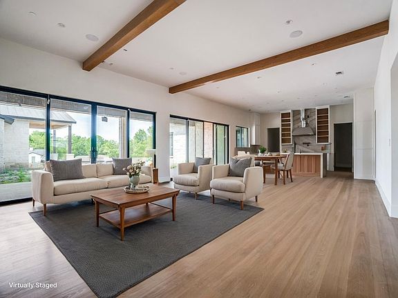 3rd image of 915 Vaquero Way