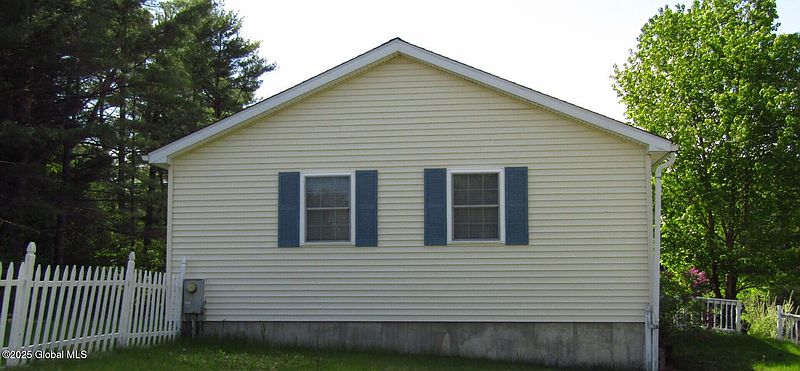 4th image of 8 Cloverleaf Drive