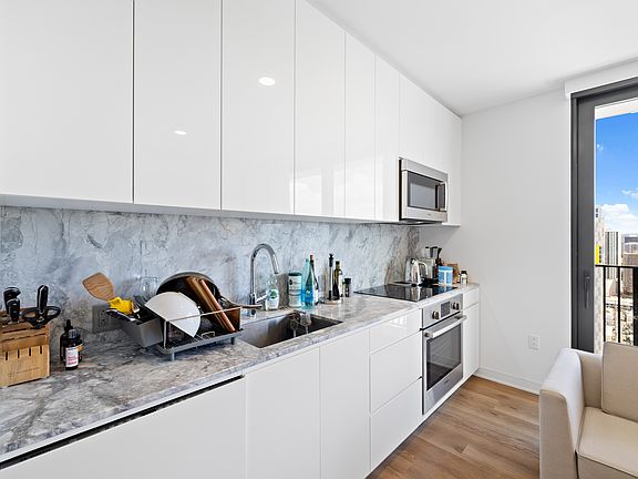 3rd image of 987 Queen St #3603-1