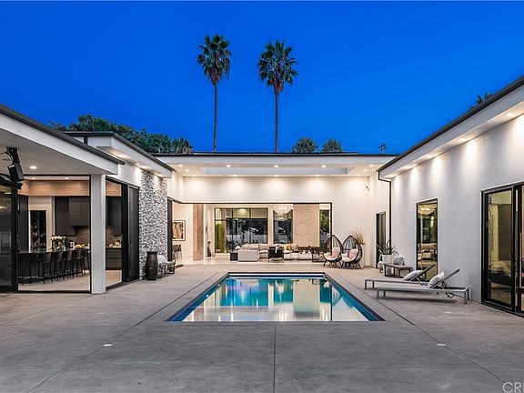 4th image of 22935 Oxnard St