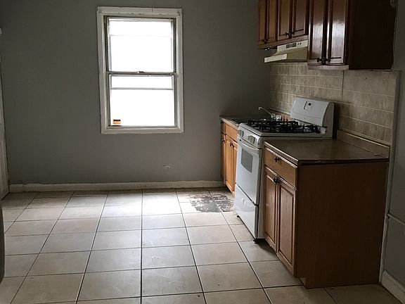 3rd image of 1533 W Seltzer St #House