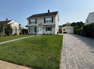 12 Green Ln, Levittown, NY 11756