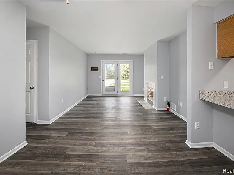 15054 Riverside Dr — Photo 4