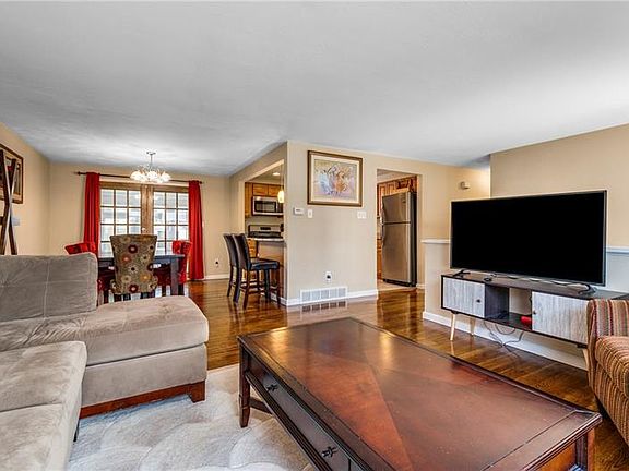 3rd image of 353 Crescent Gardens Dr
