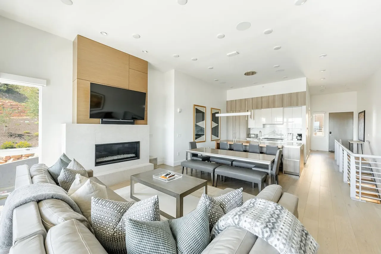 3 bed, 3.5 bath, 2130 sqft, $8,000 — Photo 1