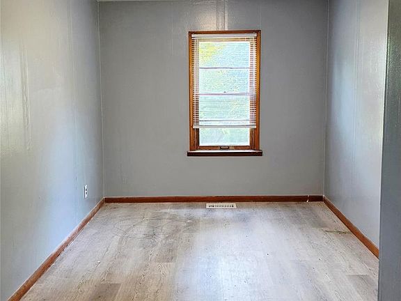 4th image of 2525 E Valley Rd