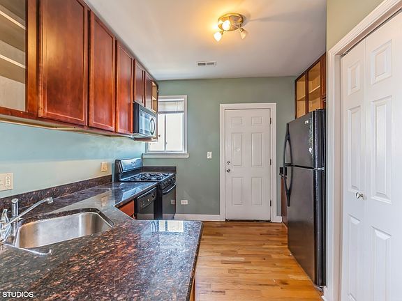 4th image of 2916 W Rosemont Ave APT 3