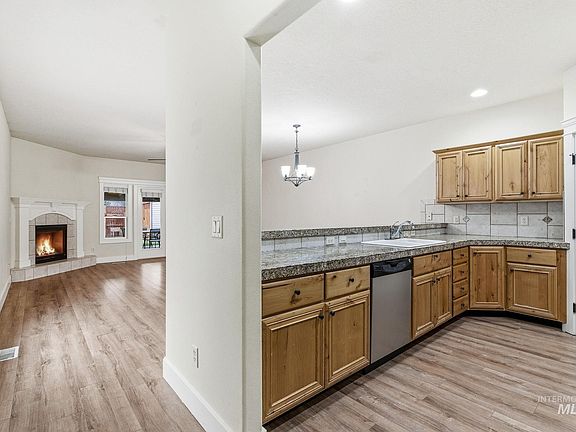 4th image of 2231 S Dorothy Ave
