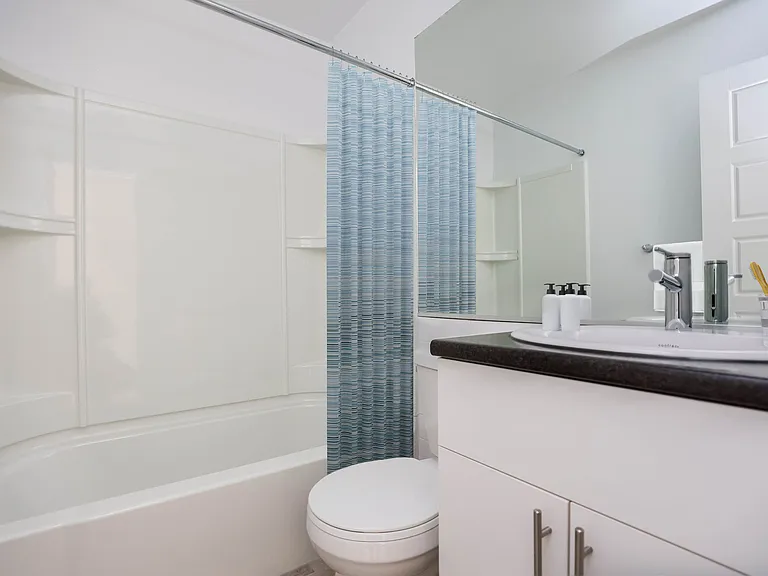 6105 Roblin Blvd — Photo 36