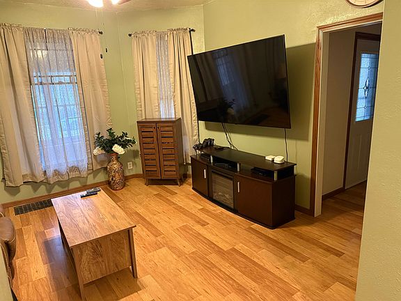 3rd image of 606 W 3rd St