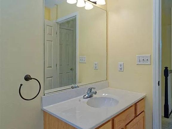 5th image of 22 Michelle Dr