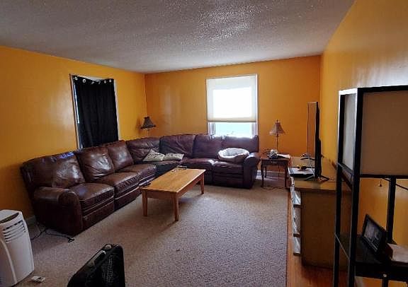 2nd image of 25 Moeller St